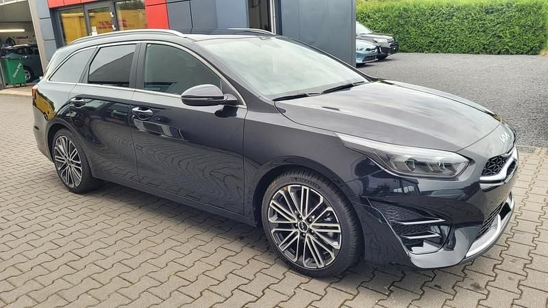 Neu Kia Ceed Sportswagon GT-Line 140 PS (102 kW) 2025 Rot Kombi
