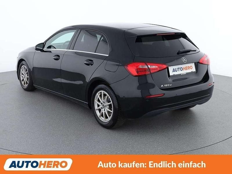Gebraucht Mercedes A180 116 PS (85 kW) 2019 Schwarz Kleinwagen