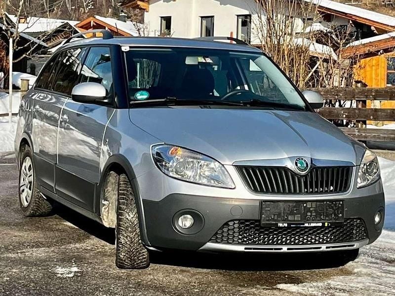 Silber Gebraucht 2011 Skoda Fabia Ambition Kleinwagen | € 4.900 (Etwas zu teuer) - Bild 1/4