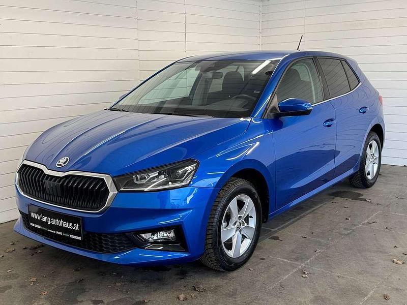 Mittelblau metallic Gebraucht 2023 Skoda Fabia Style Limousine | € 17.990 (Fairer Preis) - Bild 1/4