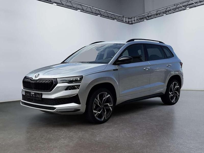 Silber Neu 2025 Skoda Karoq SportLine SUV | € 42.571 (Etwas zu teuer) - Bild 1/4