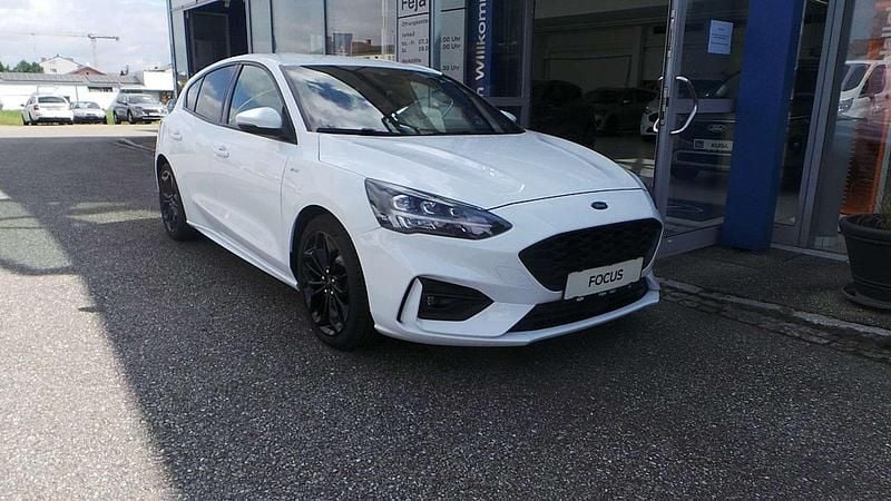 Weiß Gebraucht 2020 Ford Focus ST-Line Limousine | € 15.990 (Fairer Preis) - Bild 1/4
