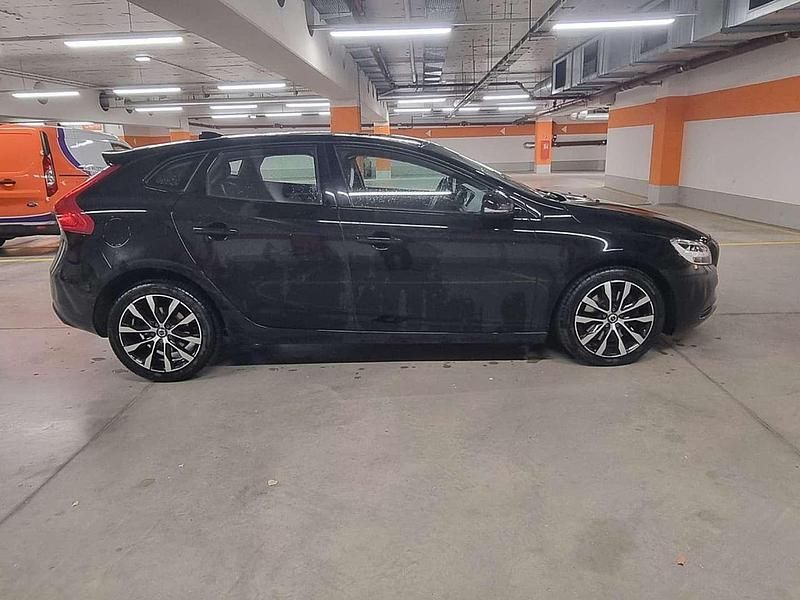 Gebraucht Volvo V40 Momentum 150 PS (110 kW) 2018 Schwarz Kombi