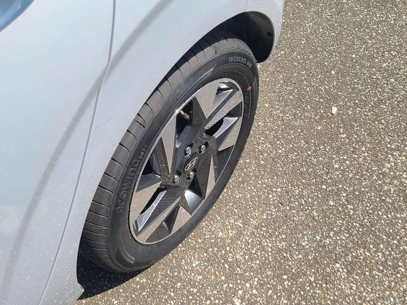 Gebraucht Hyundai i10 GO! 63 PS (46 kW) 2023 Lumen gray pearl Kleinwagen