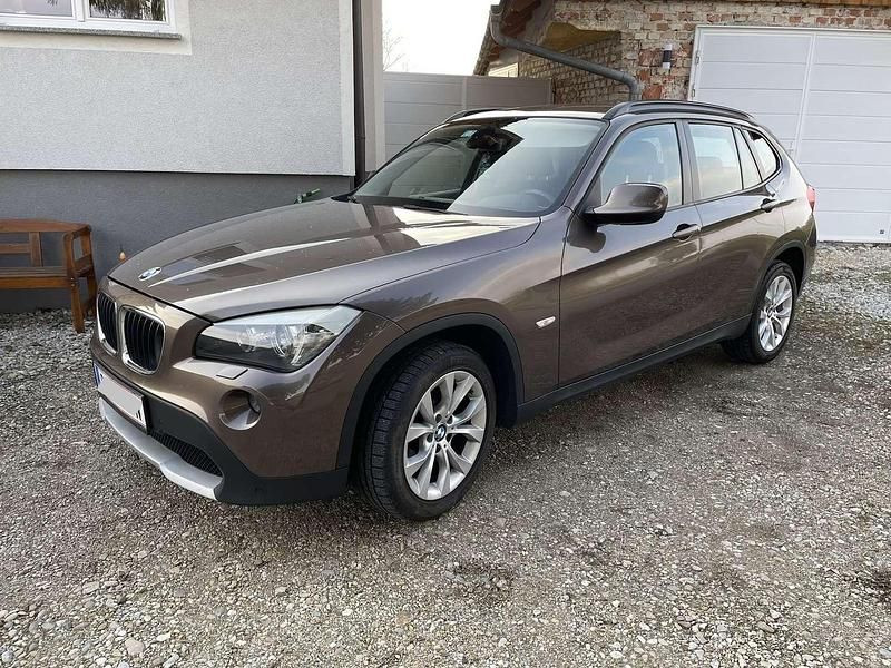 Braun Gebraucht 2010 BMW X1 SUV | € 11.490 (Teuer) - Bild 1/4