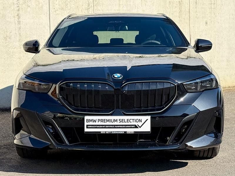 Gebraucht BMW 520 Shadowline 197 PS (144 kW) 2025 Saphirschwarz Kombi