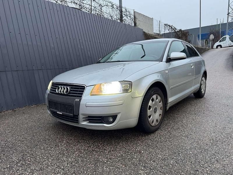 Silber Gebraucht 2004 Audi A3 Attraction Limousine | € 900 (Superpreis) - Bild 1/4