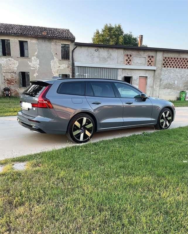 Gebraucht Volvo V60 Plus 253 PS (186 kW) 2022 Grau Kombi