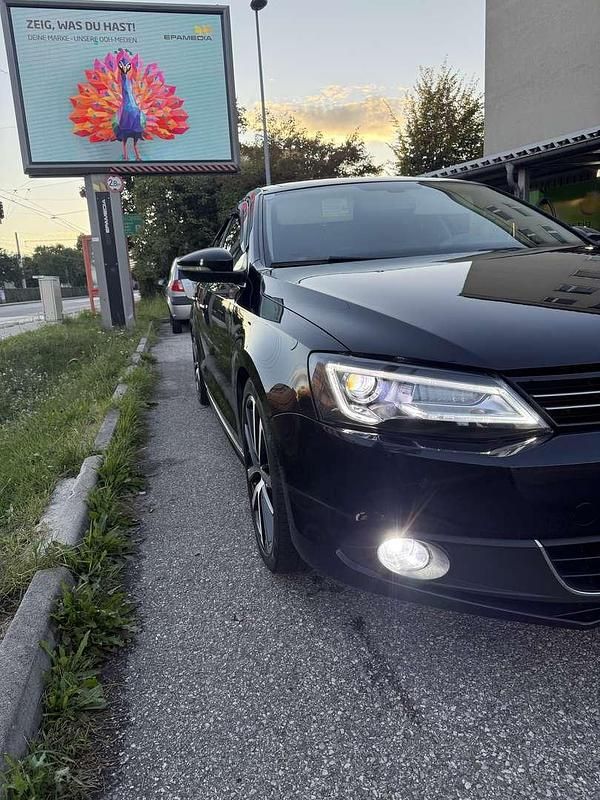 Schwarz Gebraucht 2012 VW Jetta Highline Limousine | € 7.599 - Bild 1/4