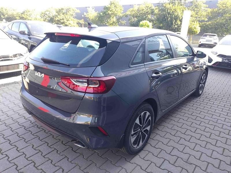Neu Kia Ceed 140 PS (102 kW) 2025 Grau Kleinwagen