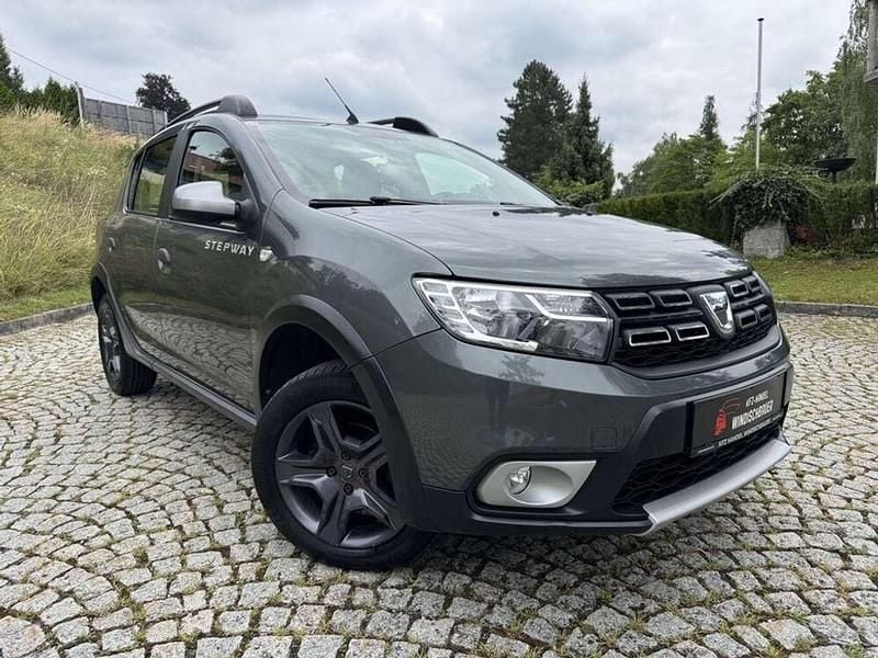 Grau Gebraucht 2017 Dacia Sandero Stepway Limousine | € 10.490 (Fairer Preis) - Bild 1/4