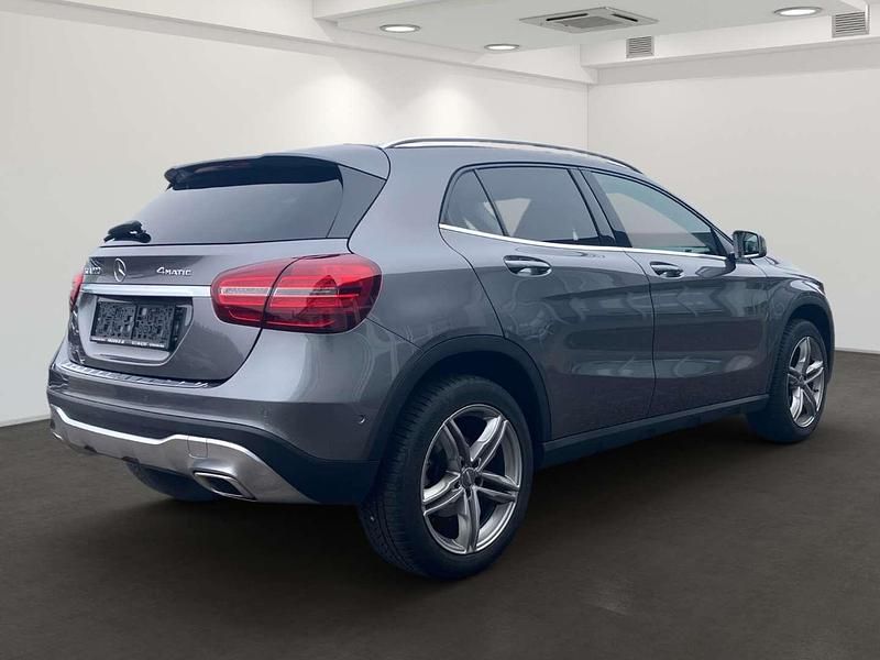 Gebraucht Mercedes GLA200 Urban 136 PS (100 kW) 2019 Grau SUV