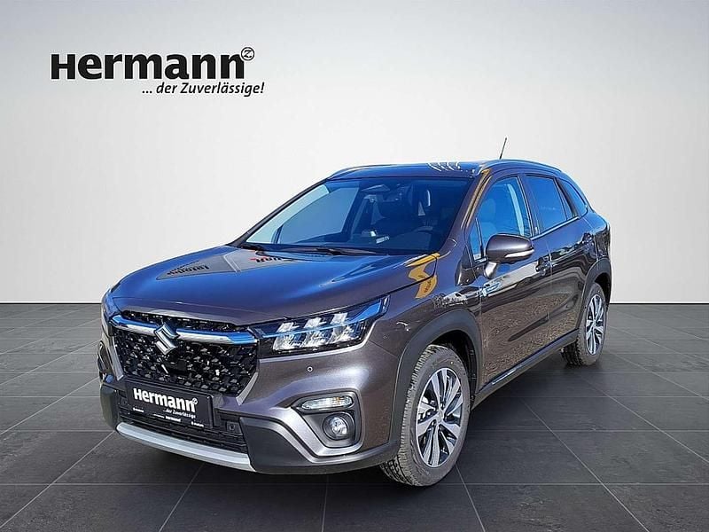 Grau Neu 2025 Suzuki SX4 S-Cross SUV | € 33.390 (Teuer) - Bild 1/4