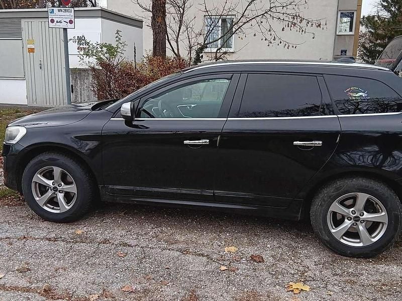 Schwarz Gebraucht 2014 Volvo XC60 R-Design Momentum SUV | € 10.250 (Fairer Preis) - Bild 1/4