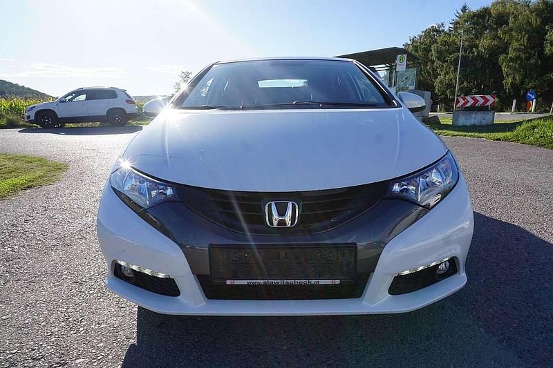 Weiß Gebraucht 2014 Honda Civic Sport Limousine | € 6.890 - Bild 1/4