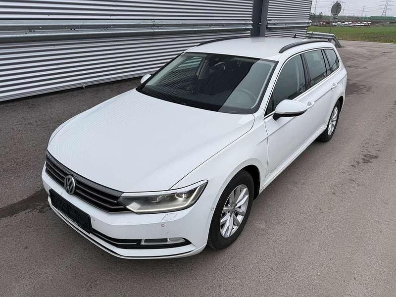 Weiß Gebraucht 2015 VW Passat Comfortline Kombi | € 8.500 (Etwas zu teuer) - Bild 1/4