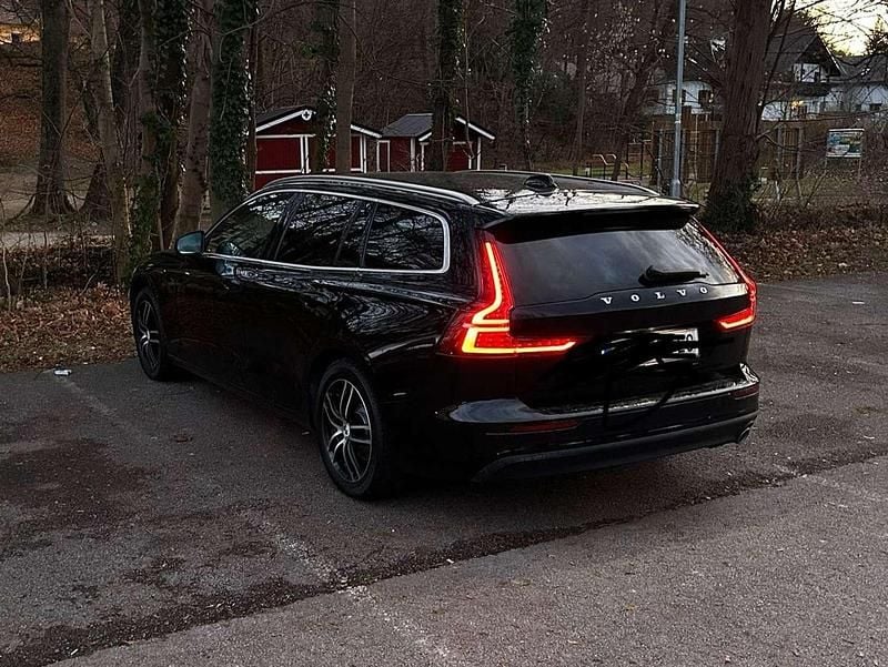 Schwarz Gebraucht 2019 Volvo V60 Momentum Kombi | € 19.900 (Superpreis) - Bild 1/4