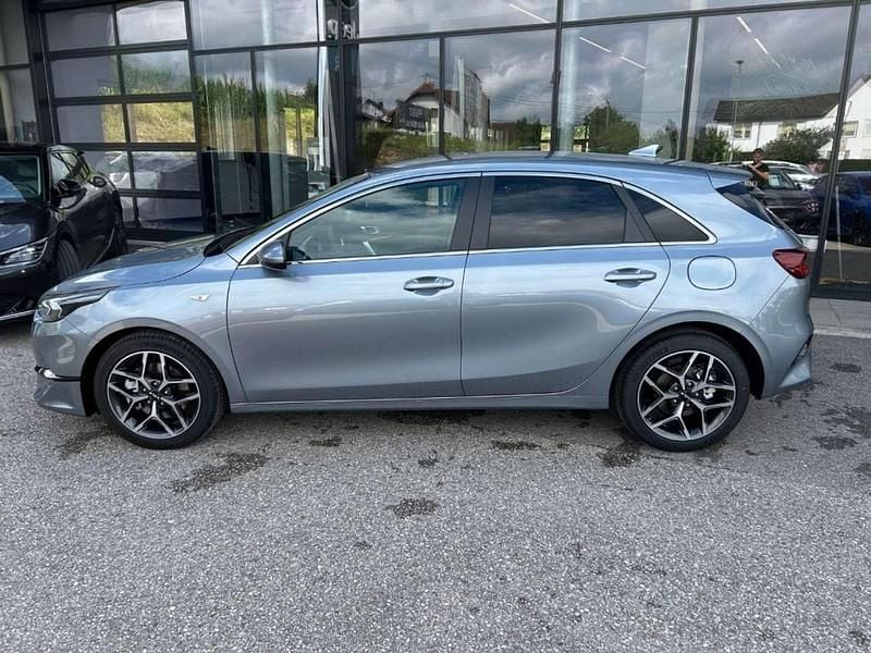 Neu Kia Ceed Silver 99 PS (72 kW) 2025 Silber Kleinwagen