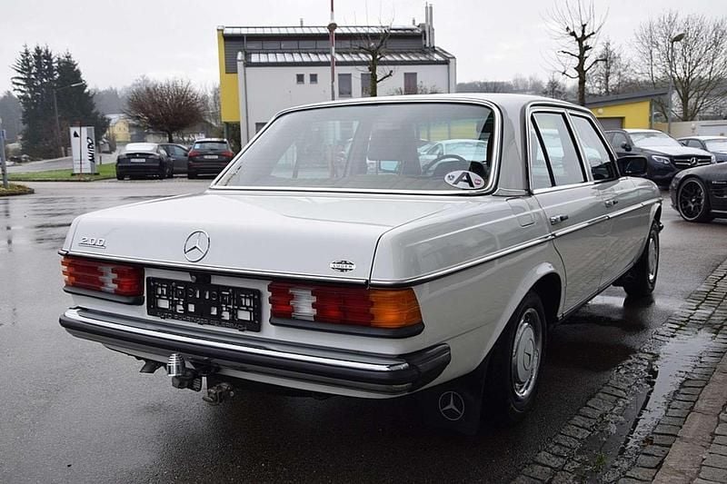 Gebraucht Mercedes 200 94 PS (69 kW) 1980 Weiß Limousine