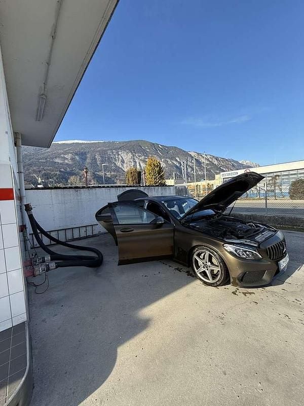 Braun Gebraucht 2015 Mercedes C200 Limousine | € 25.000 (Teuer) - Bild 1/4