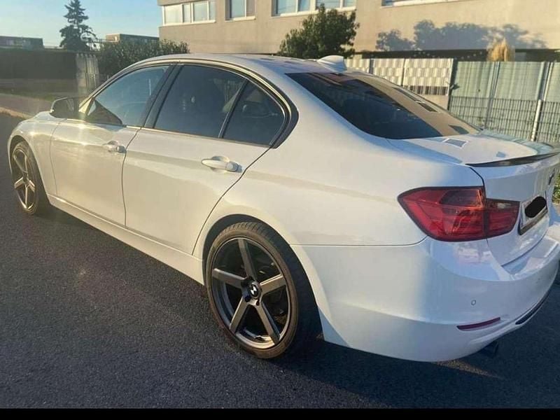 Gebraucht BMW 320 184 PS (135 kW) 2015 Weiß Limousine