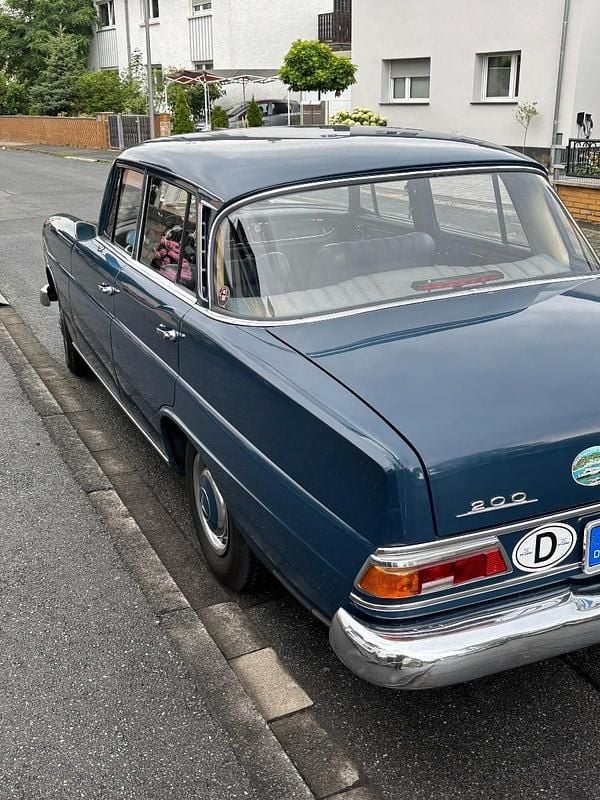 Gebraucht Mercedes 200 90 PS (66 kW) 1967 Blau Limousine