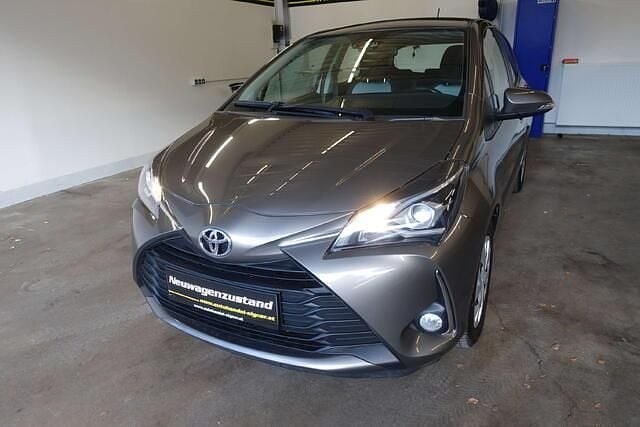 Grau Gebraucht 2019 Toyota Yaris Kleinwagen | € 14.900 (Fairer Preis) - Bild 1/4