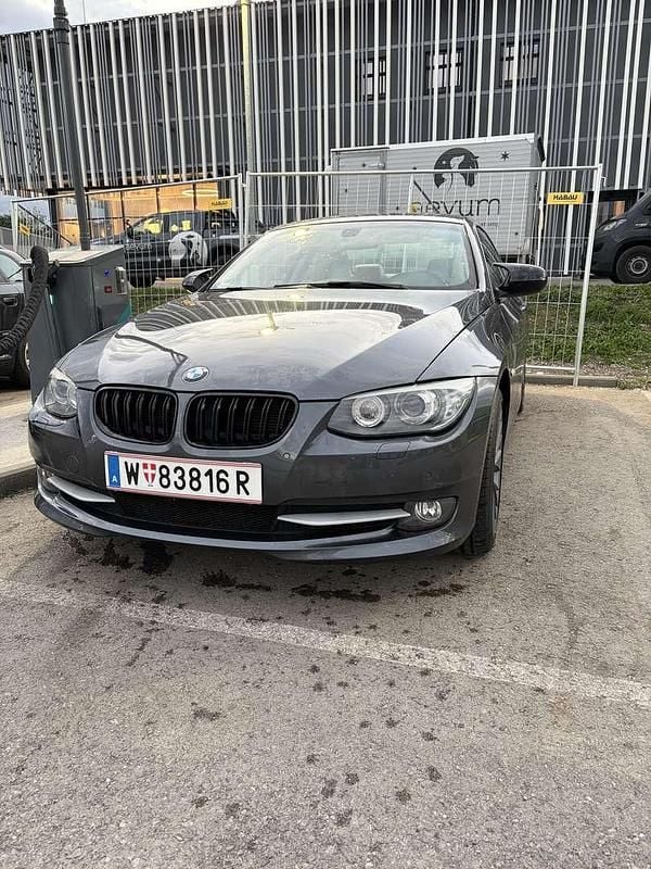 Grau Gebraucht 2012 BMW 320 Coupé | € 14.999 - Bild 1/4