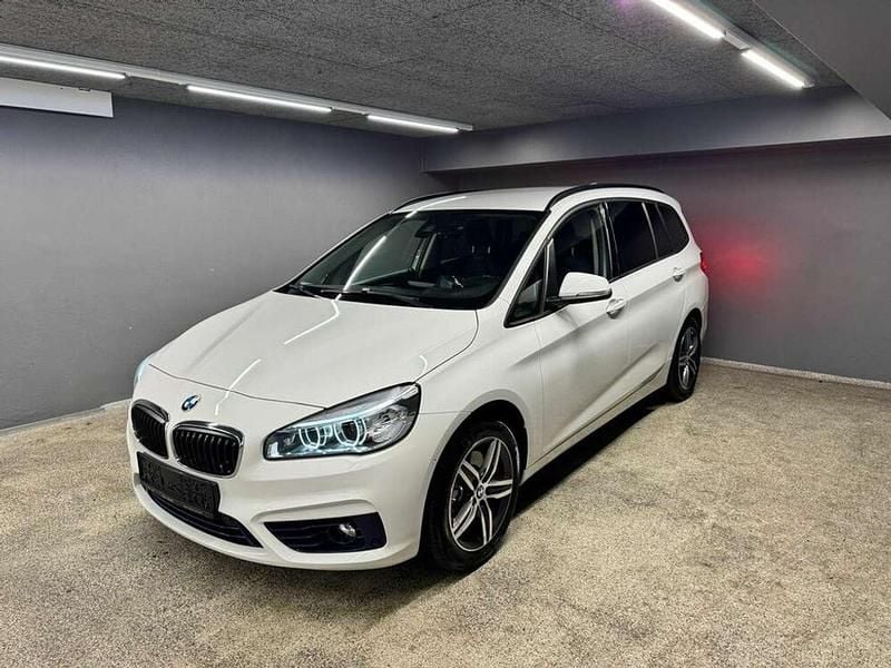 Weiß Gebraucht 2016 BMW 220 Gran Tourer Sport Line Van / Kleinbus | € 17.990 - Bild 1/4