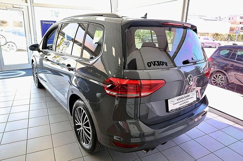 Neu VW Touran 150 PS (110 kW) 2025 Grau Van / Kleinbus