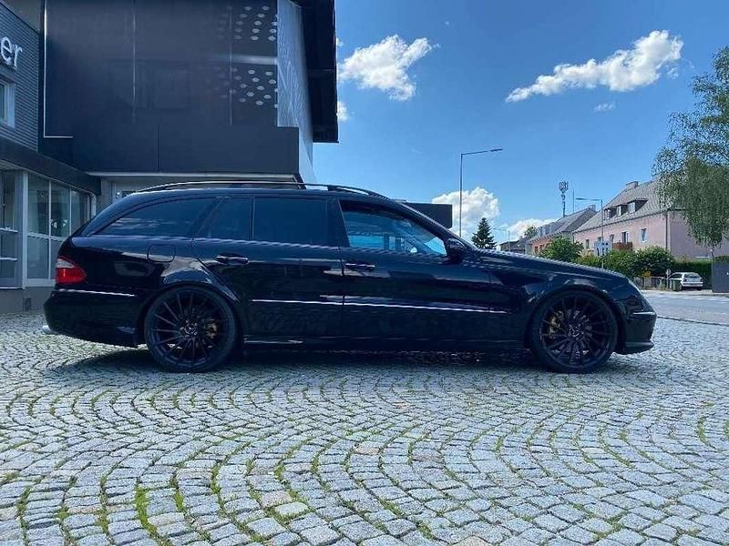 Schwarz Gebraucht 2004 Mercedes E500 Avantgarde Kombi | € 5.200 - Bild 1/4