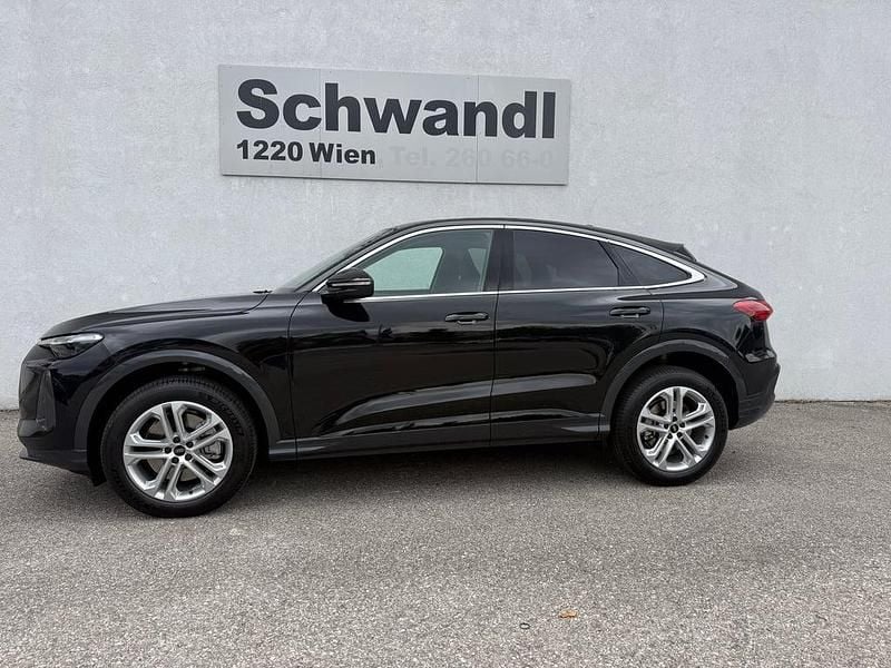 Neu Audi Q5 Sportback Ambiente 204 PS (150 kW) 2025 Schwarz  metallicperleffektno SUV