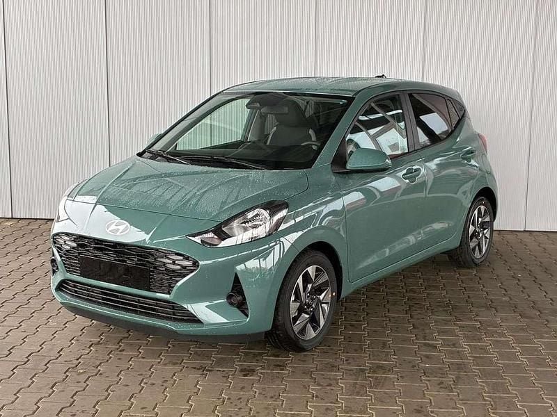 Grün Neu 2025 Hyundai i10 Advanced Kleinwagen | € 21.604 (Fairer Preis) - Bild 1/4