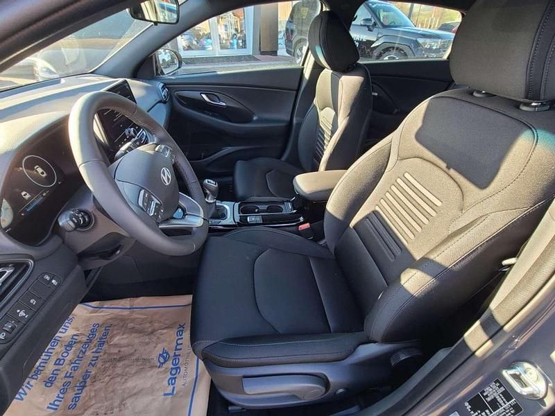 Gebraucht Hyundai i30 GO! 101 PS (74 kW) 2023 Ecotronic gray Limousine