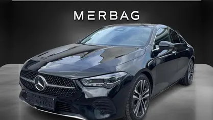 Kosmosschwarz metallic Gebraucht 2024 Mercedes CLA200 Progressive Coupé | € 39.990 (Fairer Preis)