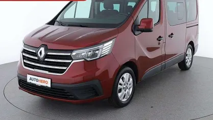Rot Gebraucht 2023 Renault Trafic Van / Kleinbus | € 36.190 (Guter Preis)
