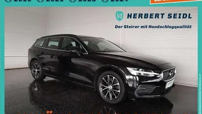 Gebraucht Volvo V60 Momentum 197 PS (144 kW) 2021 Schwarz metallic Kombi