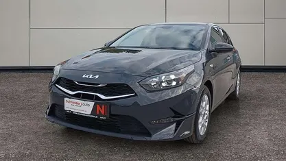 Neu Kia Ceed Silver 101 PS (74 kW) 2025 Grau Kleinwagen