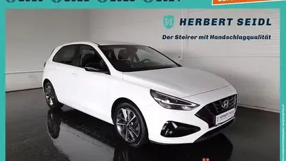 Gebraucht Hyundai i30 120 PS (88 kW) 2021 Weiß Limousine