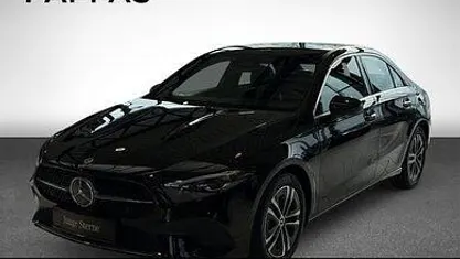 Metalliclack kosmosschwarz Gebraucht 2024 Mercedes A200 Progressive Limousine | € 36.900 (Fairer Preis)
