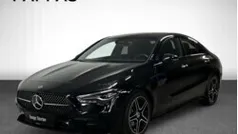 Kosmosschwarz metallic Gebraucht 2024 Mercedes CLA180 AMG line Limousine | € 39.850 (Fairer Preis)
