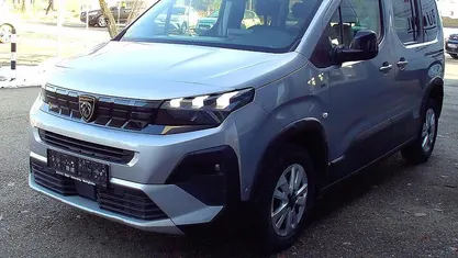 Grau Gebraucht 2024 Peugeot Rifter GT Van / Kleinbus | € 34.990 (Fairer Preis)