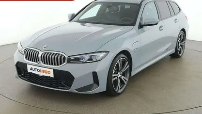 Grau Gebraucht 2022 BMW 330e M Sport Kombi | € 43.690 (Teuer)