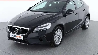 Schwarz Gebraucht 2017 Volvo V40 Momentum Kleinwagen | € 15.590 (Teuer)