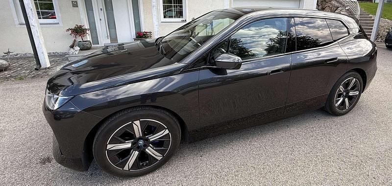 Grau Gebraucht 2022 BMW iX SUV | € 59.500 (Fairer Preis) - Bild 1/4