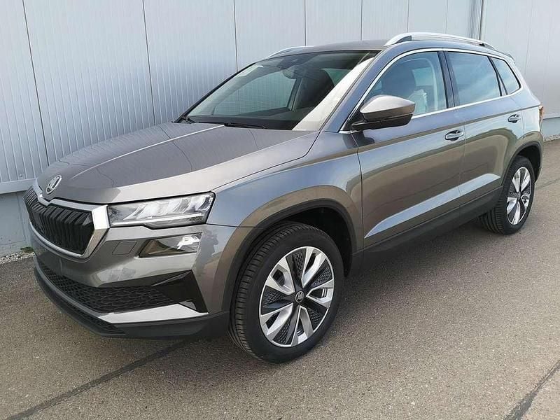 Grau Neu 2025 Skoda Karoq Selection SUV | € 44.538 (Fairer Preis) - Bild 1/4