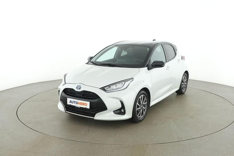 Weiß Gebraucht 2022 Toyota Yaris Hybrid Style Limousine | € 19.390 (Etwas zu teuer) - Bild 1/3