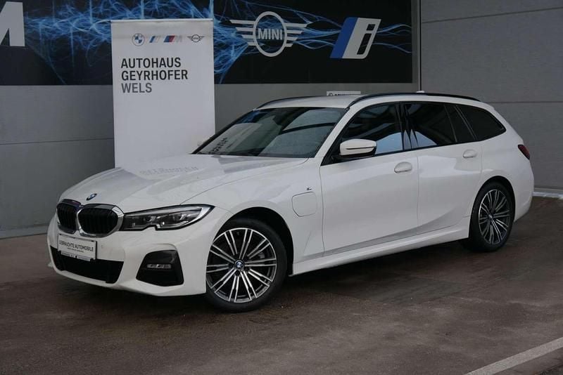 Alpinweiß Gebraucht 2021 BMW 320e Shadowline Kombi | € 29.980 (Teuer) - Bild 1/4