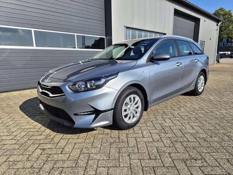 Neu Kia Ceed Sportswagon Vision 140 PS (102 kW) 2025 Silber Kombi