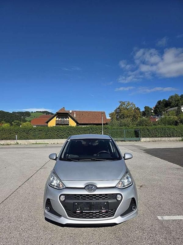 Gebraucht Hyundai i10 67 PS (49 kW) 2017 Silber Kleinwagen